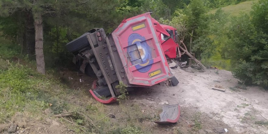 Samsun'da feci kaza! Kum yüklü tır şarampole devrildi - samsun haber