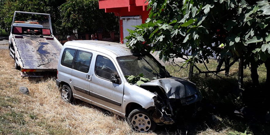 Kontrolden çıkan araç evin bahçesine girdi: 1 yaralı 