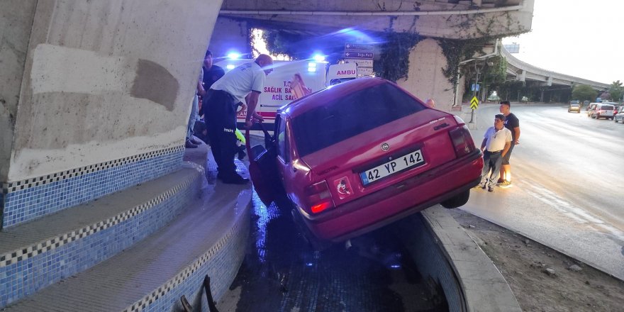 Samsun'da otomobil süs havuzuna girdi:  2 kişi yaralandı - samsun haber