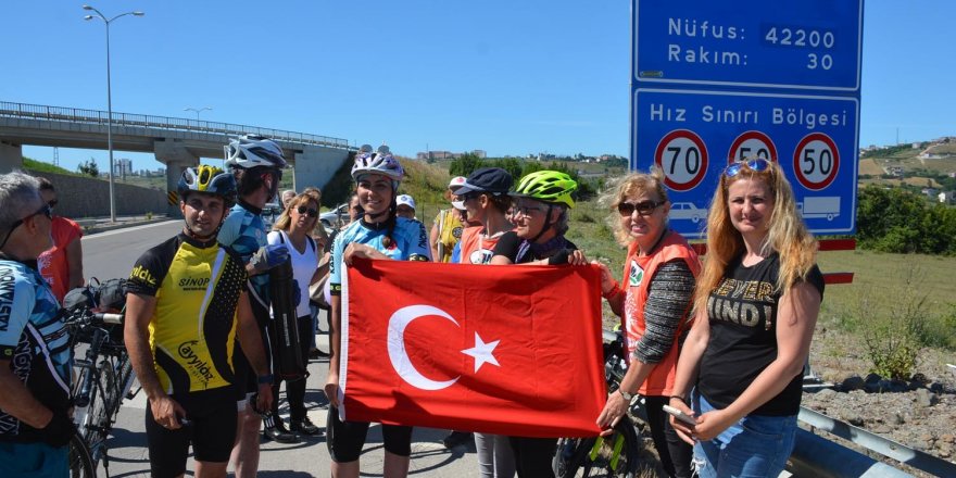 Türk bayrağı Sinoplu bisikletçilere emanet edildi