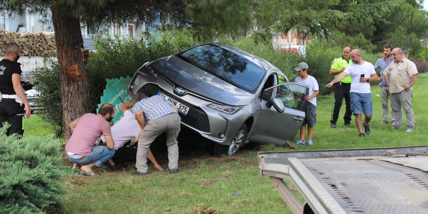 Takla atan otomobilden burunları bile kanamadan çıktılar - samsun haber