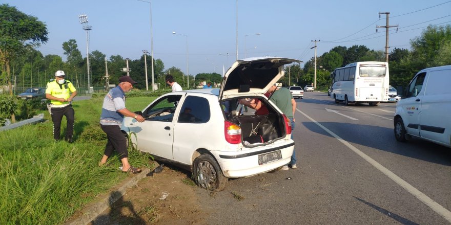 Samsun'da otomobil aydınlatma direğine çarptı: 3 yaralı - samsun haber