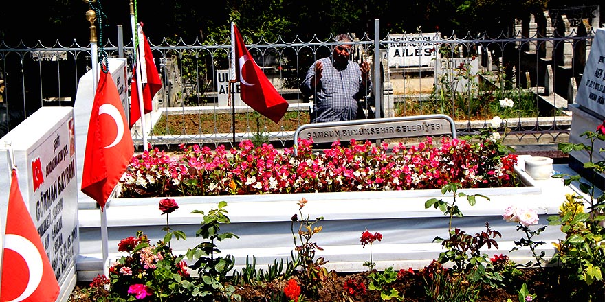 Şehitliklerde duygu seli