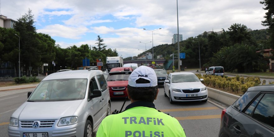 Samsun'da polisler modifiyeli ve abartı egzozlu araba avına çıktı