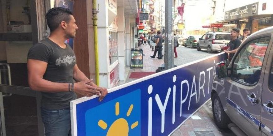 Paralarını alamayınca parti tabelalarını indirdiler