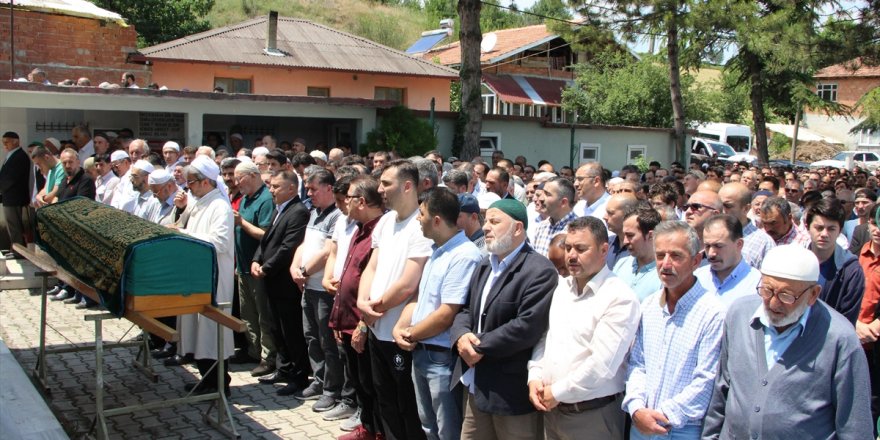 Trafik kazası sonucu hayatını kaybeden Tekkeşinoğlu toprağa verildi