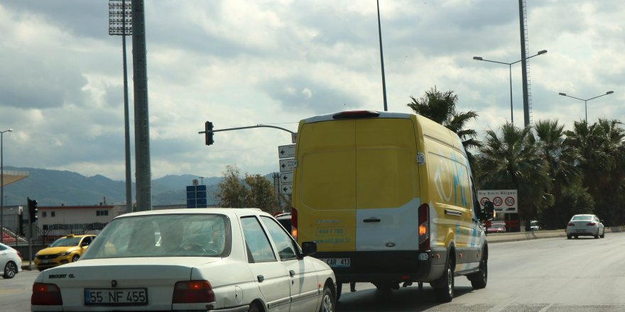 Samsun'da PTT aracı ana caddede halatla otomobil çekti - samsun haber