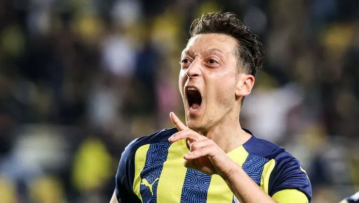 Fenerbahçe'de Mesut Özil kadrodan çıkartıldı