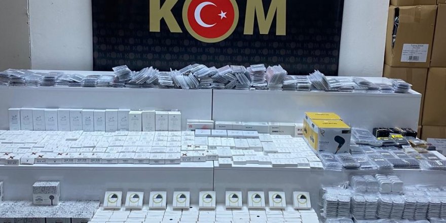 Samsun'da 2 bin 113 adet kaçak telefon aksesuarları ele geçirildi - samsun haber