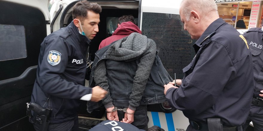 Polis rehin alınan karı-kocayı  saldırganın bileğini ısırarak kurtardı