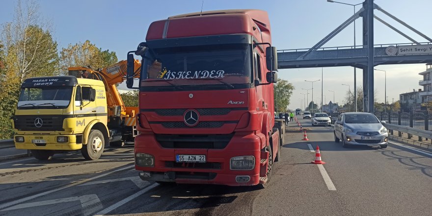 Samsun'da tırın damperi üst geçide çarptı - samsun haber