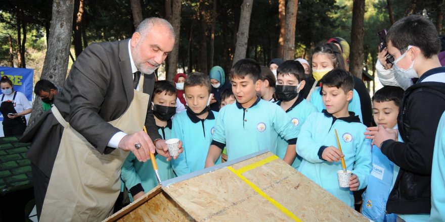 Çocuklar Başkan Sandıkçı ile hayvan kulübesi boyadı