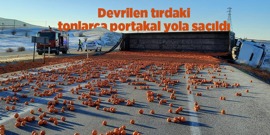 Devrilen tırdaki tonlarca portakal yola saçıldı