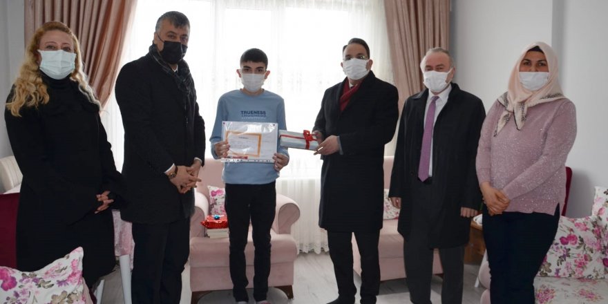 Samsun'da evde eğitim alan öğrencilerin karne sevinci - samsun haber