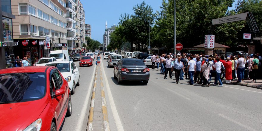 Sınava giren çocukları için yolun trafiğe kapatılmasını istediler 