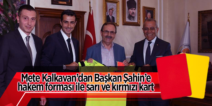 Mete Kalkavan’dan Başkan Şahin’e hakem forması ile sarı ve kırmızı kart