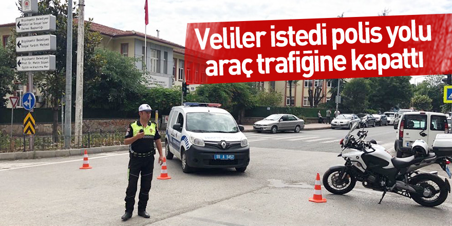 Veliler istedi polis sınav saatinde yolu araç trafiğine kapattı