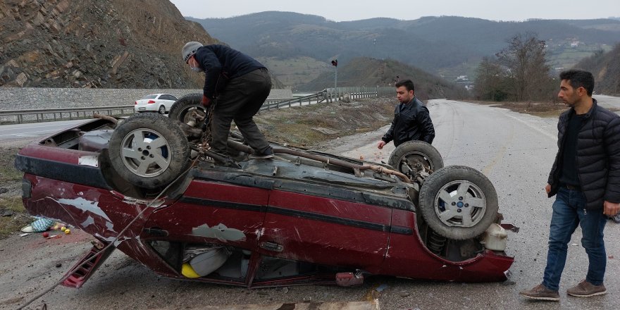 Samsun'da hastaneye hasta götürürken otomobiliyle takla attı: 2 yaralı