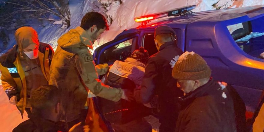 Samsun'da yolu kardan kapanan mahalledeki hastanın imdadına jandarma yetişti