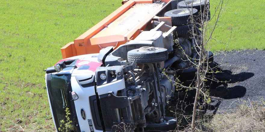 Samsun'da sıcak asfalt yüklü kamyon şarampole yuvarlandı: 1 yaralı