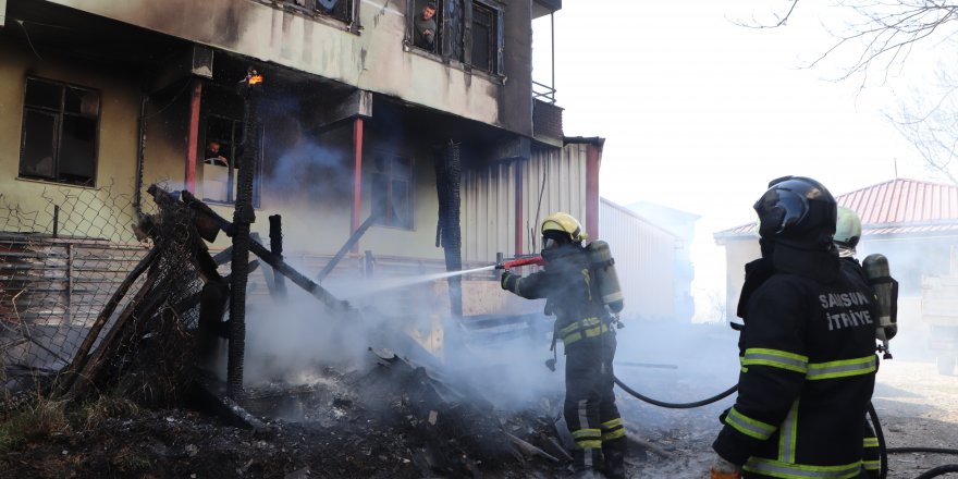 Samsun'da garaj yangını binaya sıçradı - samsun haber