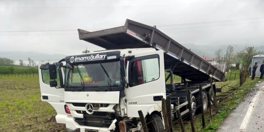 Samsun’da kamyonla hafif ticari araç çarpıştı: 1’i ağır 3 yaralı