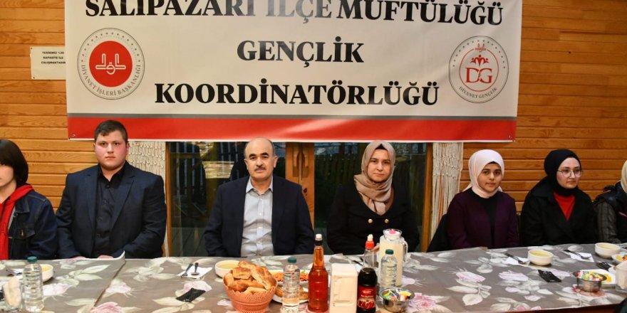 Gençlik Merkezini Gezdi, Gençlerle İftar Yaptı