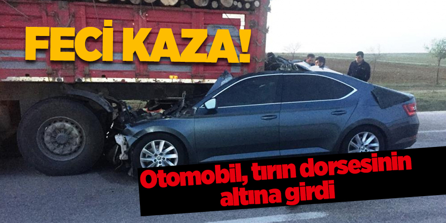 Otomobil, tırın dorsesinin altına girdi