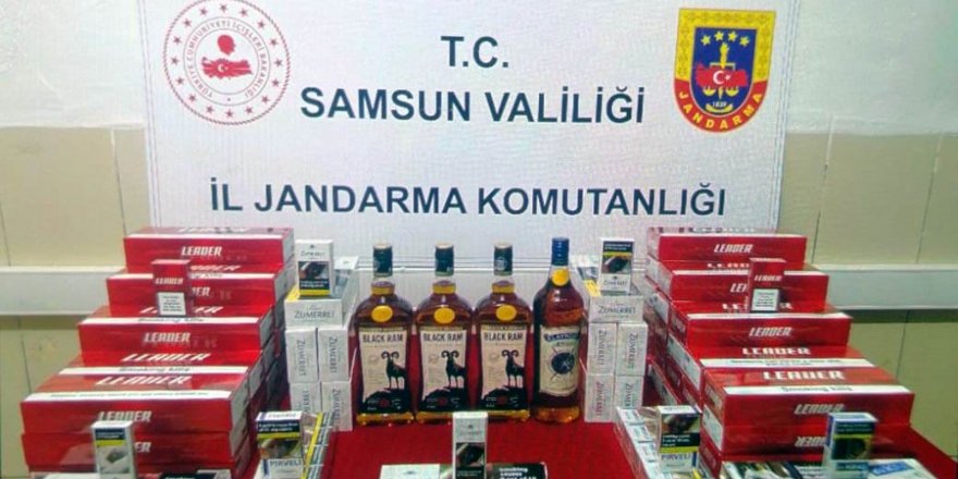 Samsun'da Jandarma şüpheli araçta kaçak içki ve sigara ele geçirdi