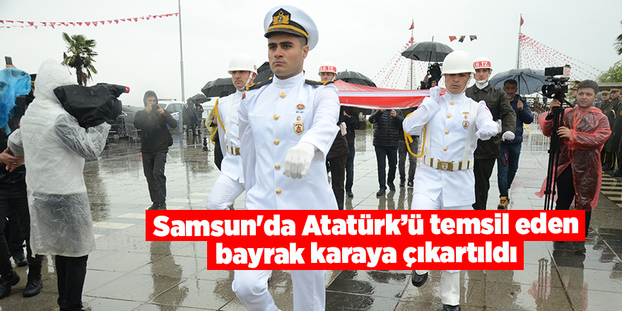 Samsun'da Atatürk’ü temsil den bayrak karaya çıkartıldı