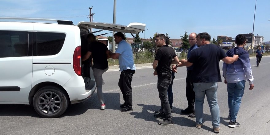 Samsun'da arazi anlaşmazlığı olan akrabasının aracına pompalı tüfekle ateş etti