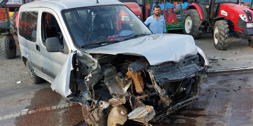 Samsun'da yoldan çıkan araç galeri önündeki traktörlere çarptı: 3 yaralı