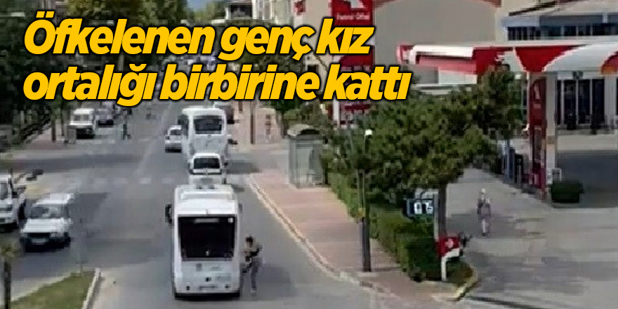 Öfkelenen genç kız ortalığı birbirine kattı