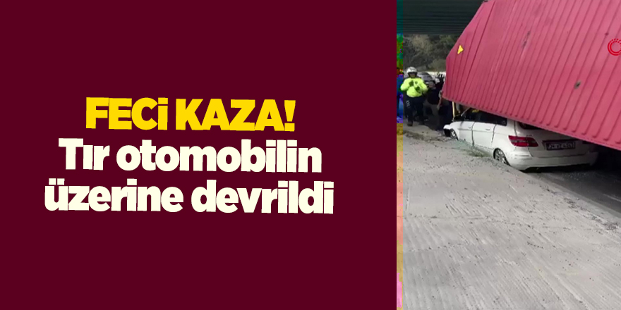 Feci kaza! Tır otomobilin üzerine devrildi