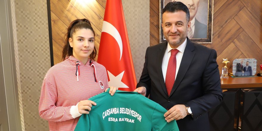 DÜNYA ŞAMPİYONU MİLLİ SPORCU ESRA BAYRAK, ÇARŞAMBA BELEDİYESPOR’A İMZA ATTI