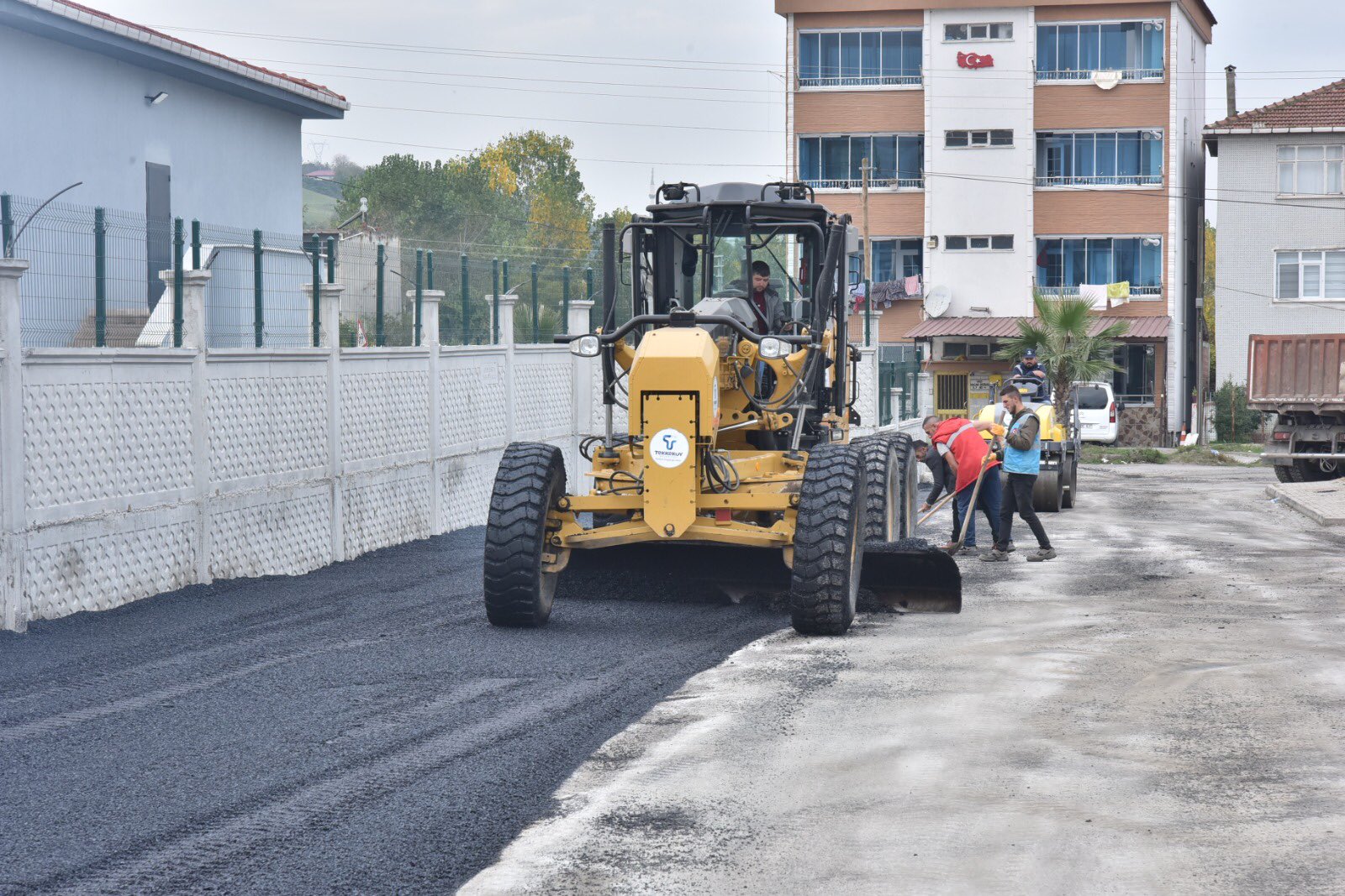 Tekkeköy'de bir okulun daha çevre düzenlemesi bitti