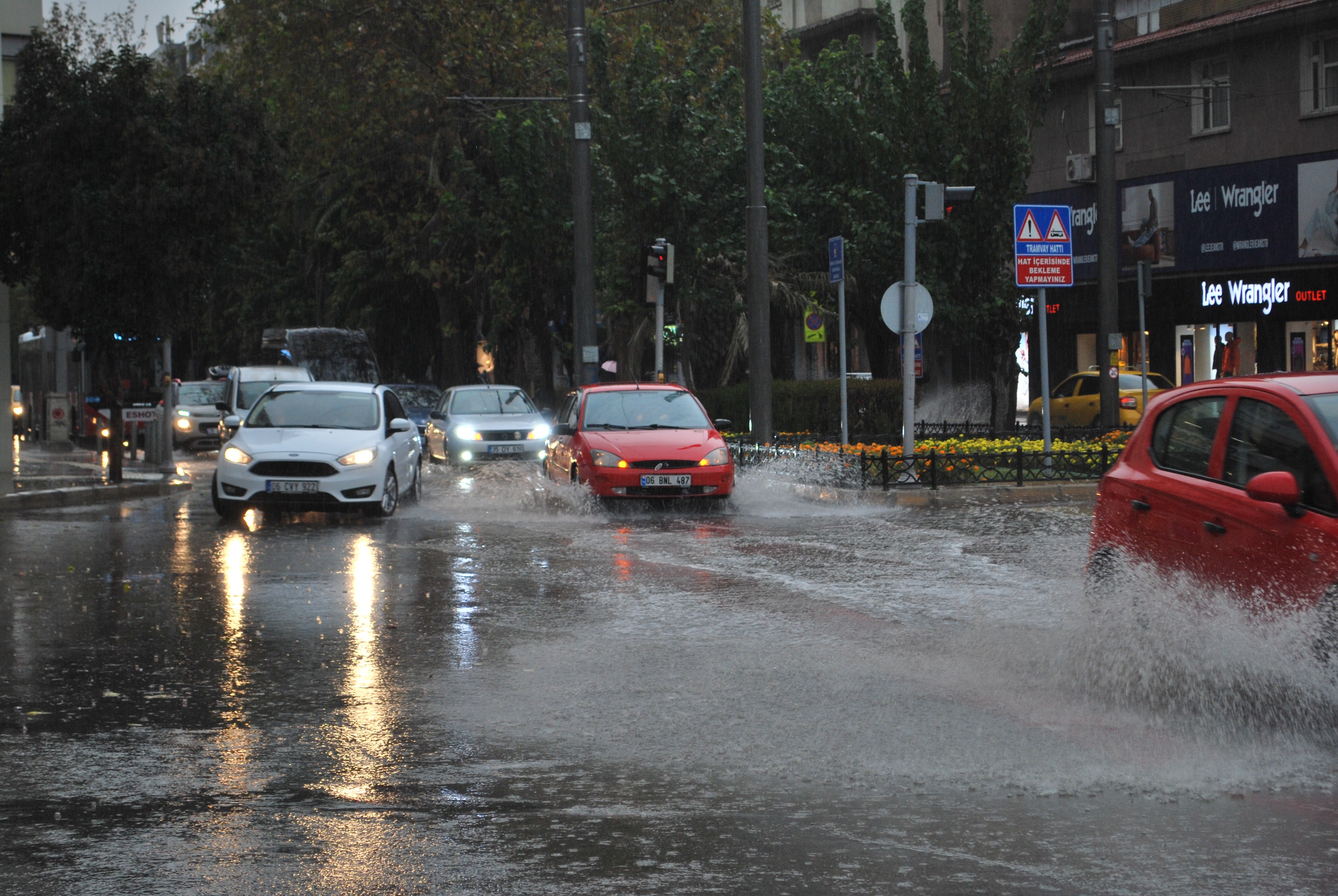  İzmir’i sağanak vurdu