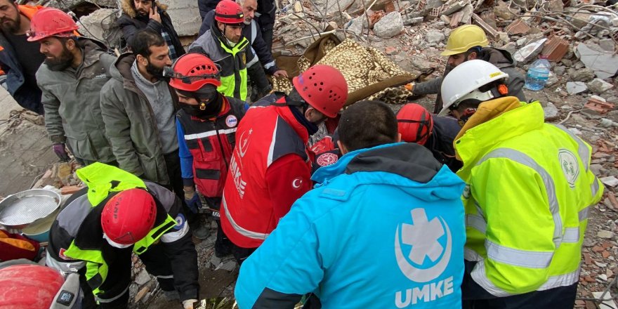 CAK Canik Belediyesi Arama Kurtarma Ekipleri Enkaz Altında Kalan Kadını 108 Saat Sonra Sağ Olarak Kurtardı