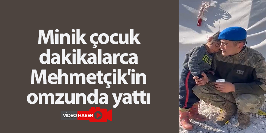 Minik çocuk dakikalarca Mehmetçik'in omzunda yattı