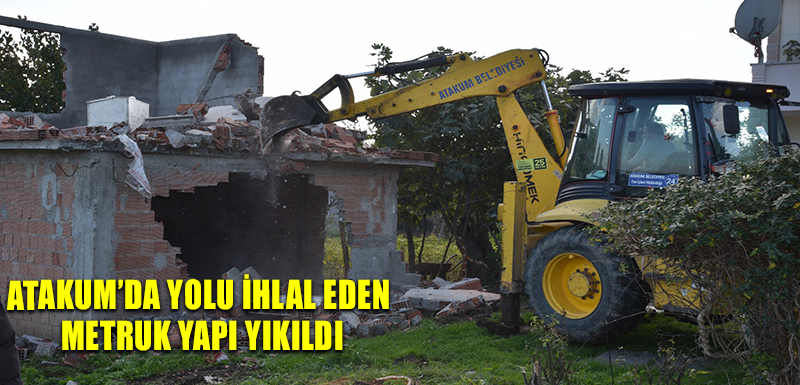 Atakum’da yolu ihlal eden  metruk yapı yıkıldı