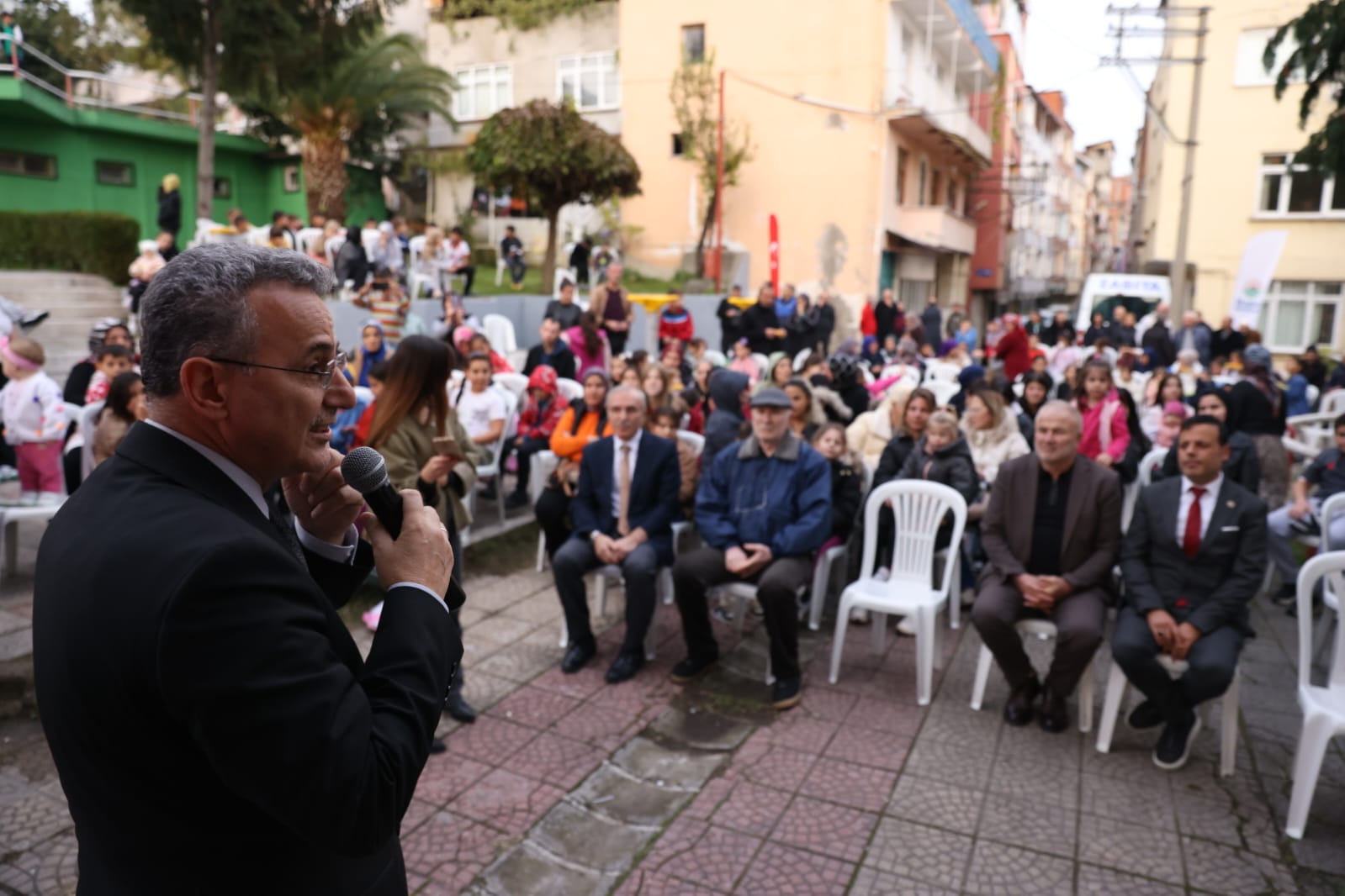 BAŞKAN MAHALLEDE PROGRAMINA İLKADIMLILARDAN İLGİ ARTIYOR  “ÇOCUKLARIMIZIN GÜLÜMSEMESİ ÖDÜLLERİN EN GÜZELİ“