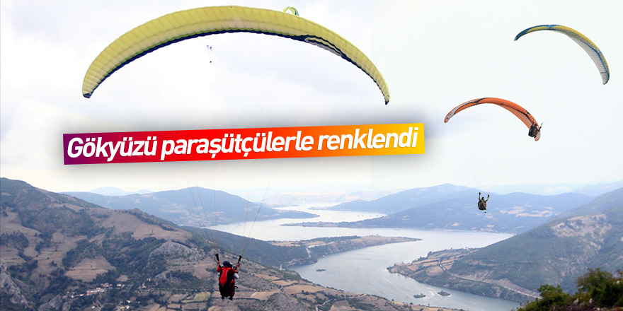 Gökyüzü paraşütçülerle renklendi