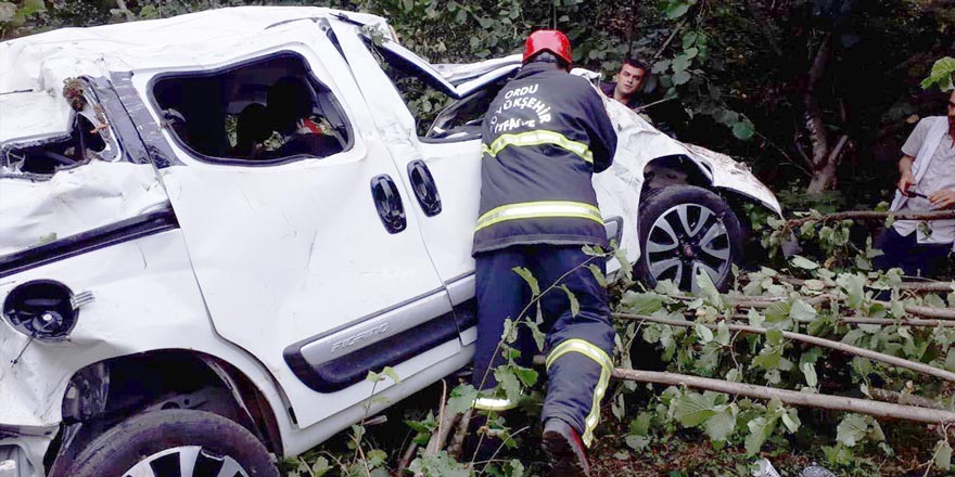 Ordu'da otomobil uçuruma yuvarlandı: 2 yaralı