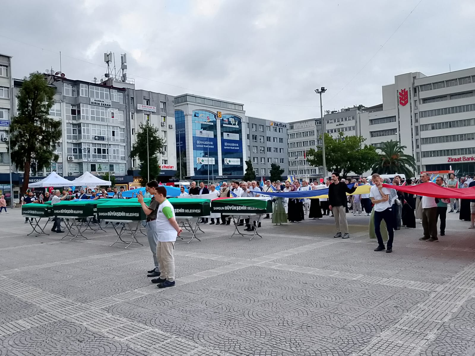 SAMSUN CUMHURİYET MEYDANI TABUTLARLA DOLDU