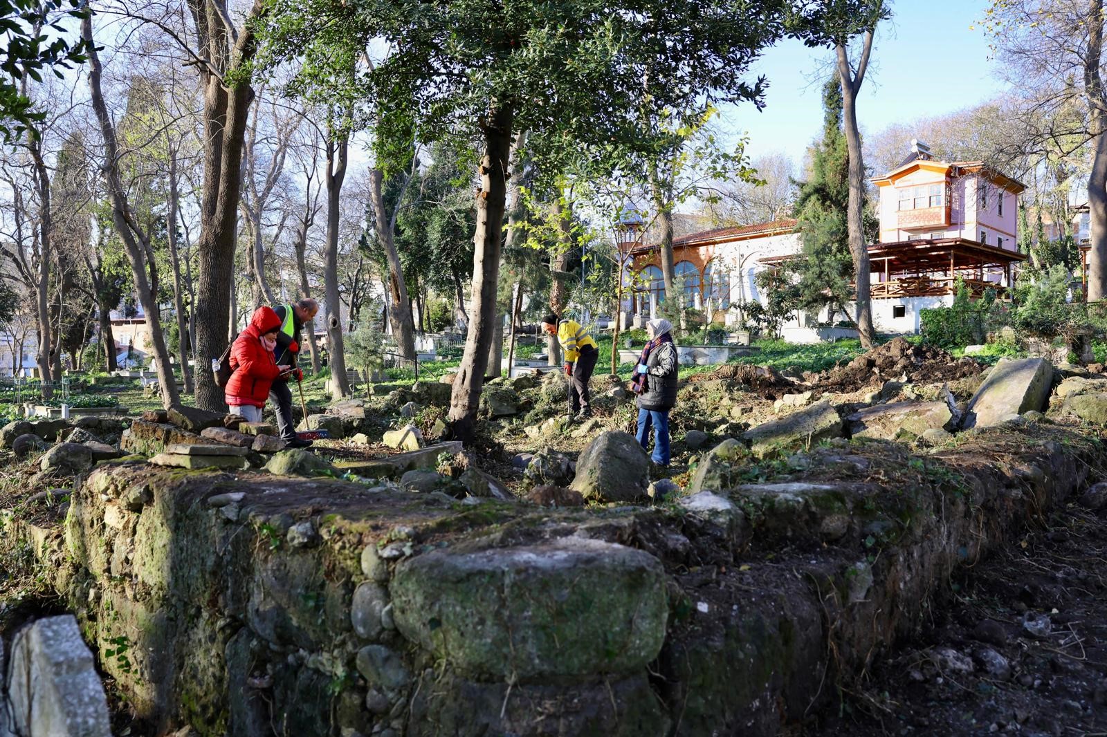 SEYYİD KUTBİDDİN MEZARLIĞI’NDA KURTARMA KAZISI VE ÇEVRE  DÜZENLEME ÇALIŞMALARI SÜRÜYOR