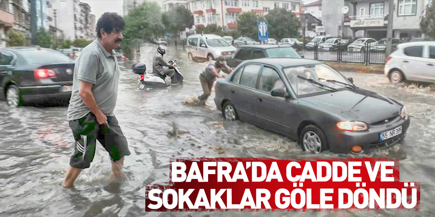 Bafra'da sağanak yağış sokakları göle çevirdi