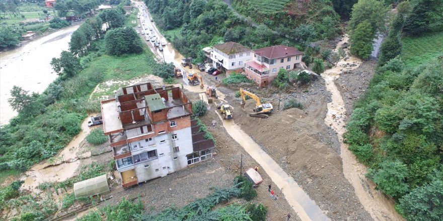 Rize’de şiddetli yağış hayatı olumsuz etkiledi 