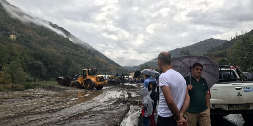 Trabzon'da şiddetli yağış hayatı olumsuz etkiledi 