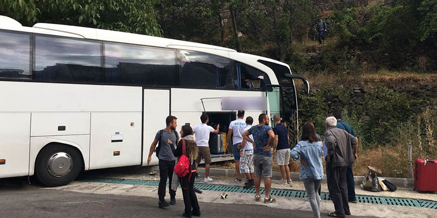 Tur otobüsünün altında kalan kadın yolcu öldü