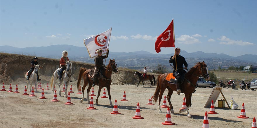 Vezirköprü'de atlı okçuluk gösterisi gerçekleştirildi